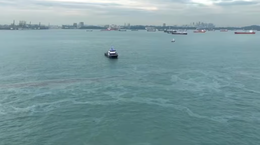 Singapore Spill, Photo MPA , Boat in Water